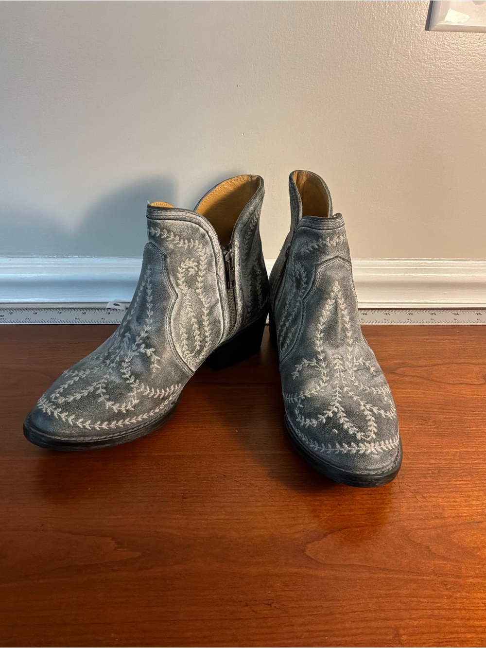 Sterling River Women's Gray Embroidered Ankle Booties size 7M